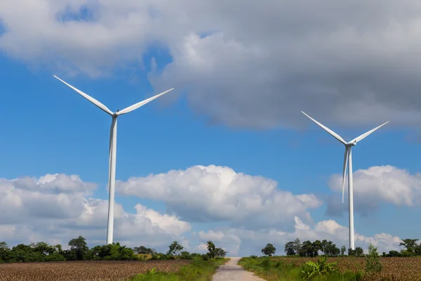 Windkraftanlage auf Maisfeld — Stockfoto