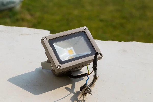 üstünde çizme ayakkabı bağcığı kapatın. Beyaz adam