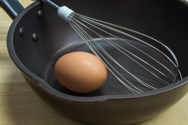 ahşap üzerinde tava ve yumurta sus