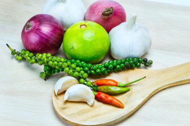 ahşap kepçe ve doğrama tahtası üzerinde baharatlı otlar