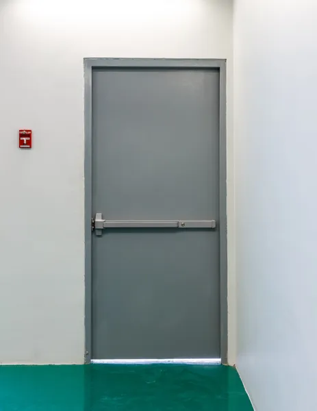 Nooduitgang deur met brand alarmknop — Stockfoto
