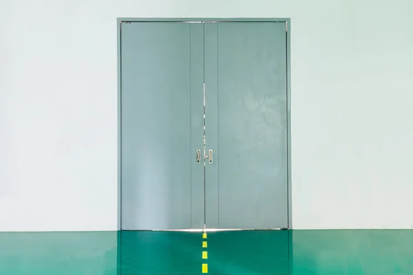 A fehérre festett fal szürke nehézfém ajtó — Stock Fotó