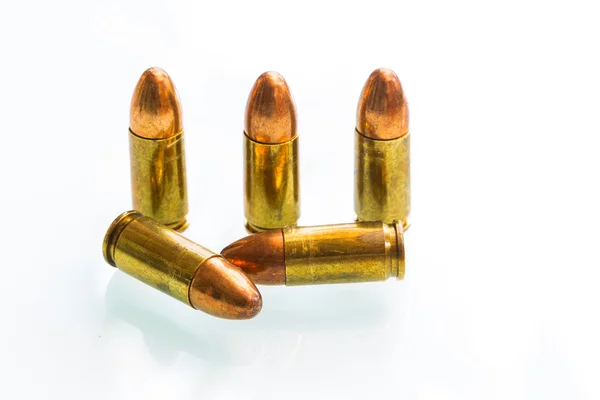 Grupo de balas de 9mm sobre fundo branco — Fotografia de Stock