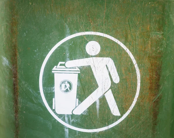 Weißes Schild an gebrauchter grüner Mülltonne — Stockfoto