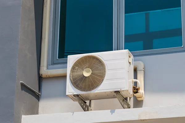 Ar condicionado instalado fora do edifício — Fotografia de Stock