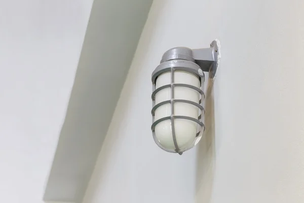 Light bulb on the wall — Stock Photo, Image