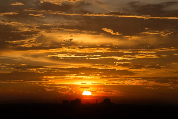 日没と都市景観上の雲 — ストック写真