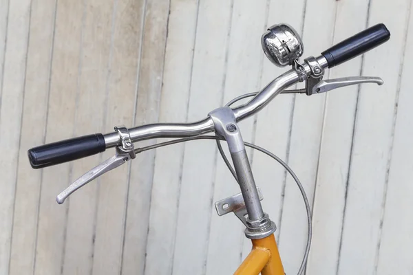 자전거와 나무 벽 — 스톡 사진