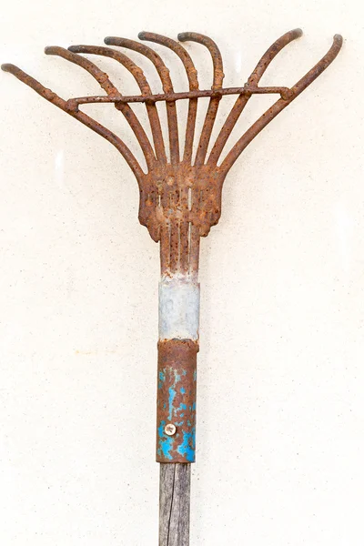 Rusty metal rake — Stock Photo, Image