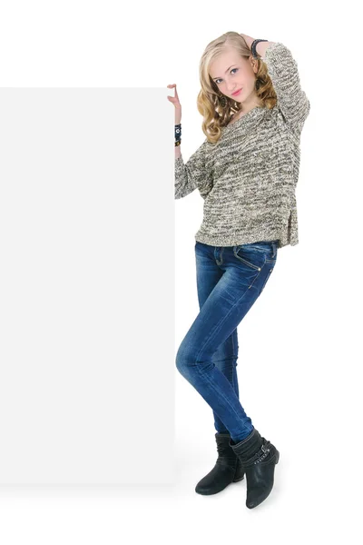 Ung söt flicka håller ett tomt plakat isolerad på vit — Stockfoto
