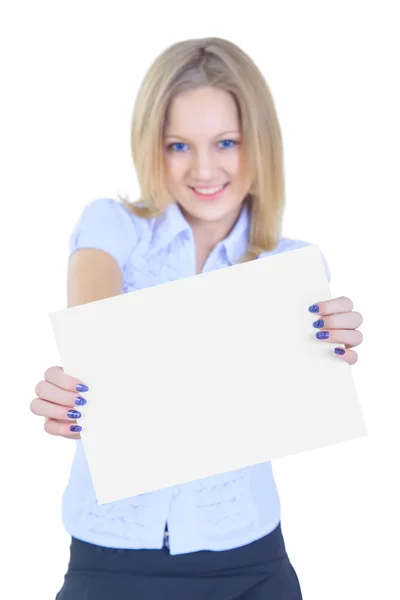 Flicka håller ett vitt pappersark — Stockfoto