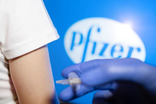 Neues Medikament von Pfizer verringert Risiko für schweres Coronavirus Injektion aus nächster Nähe. JESSENTUKI, RUSSLAND - 6. November 2021 — Stockfoto