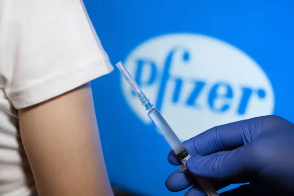 Injektion aus nächster Nähe. Neues Pfizer-Medikament. Paxlovir-Tests an Patienten. JESSENTUKI, RUSSLAND - 6. November 2021 — Stockfoto