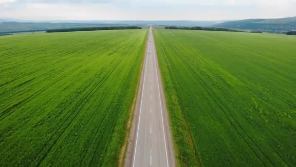 Lot powietrzny nad autostradą, z samochodami jadącymi po niej. Naprawianie wykroczeń drogowych przy użyciu dronów. Pojęcie — Wideo stockowe