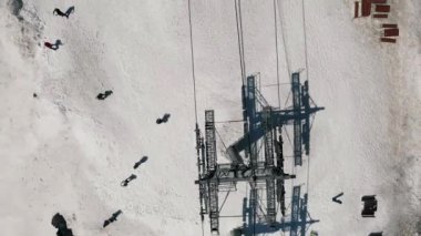 Kış mevsiminde uçan teleferik direklerinin yukarıdan aşağı görüntüsü.
