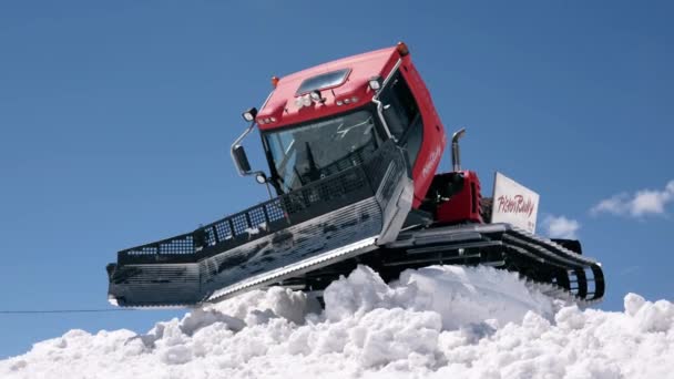 Ratrak, snow cat, snow tractor used for preparing ski slopes and trails. Russia, Elbrus Region - May 14, 2021 — стокове відео