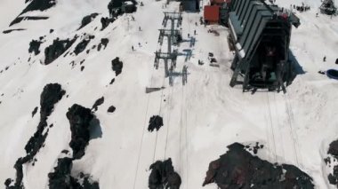 Pistin havadan görünüşü ve teleferiğin üçüncü sahnesi Elbrus Dağı 'na kaldırılıyor. Rusya, Kabardino-Balkaria, 14 Mayıs 2021