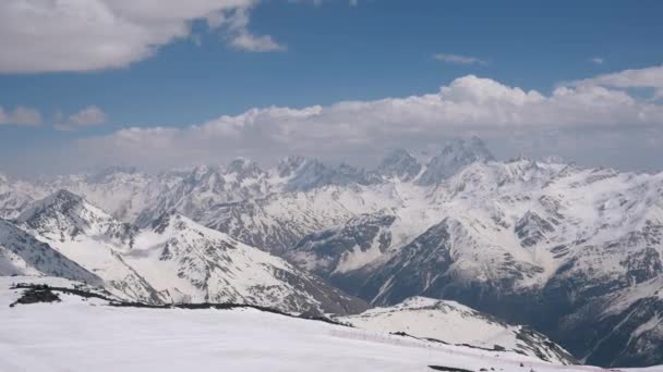 Widok z góry Elbrus na pokryty śniegiem grzbiet Kaukazu. — Wideo stockowe