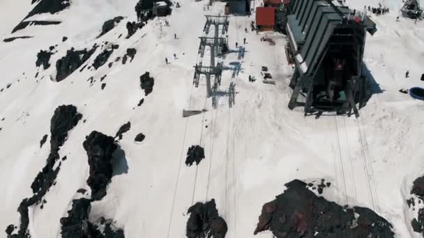 Widok z lotu ptaka i trzeci etap kolejki linowej na górę Elbrus. Rosja, Kabardino-Bałkany, 14 maja 2021 r. — Wideo stockowe