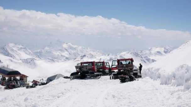 Snowcat, maszyna do pielęgnacji śniegu ratrack przygotowująca stok narciarski w sezonie zimowym. Rosja, obwód elbruski - 14 maja 2021 r. — Wideo stockowe
