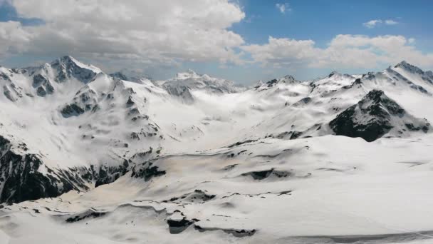4K Imagens aéreas da bela gama de montanhas, panorama inspirador épico de montanhas cobertas de neve de inverno — Vídeo de Stock
