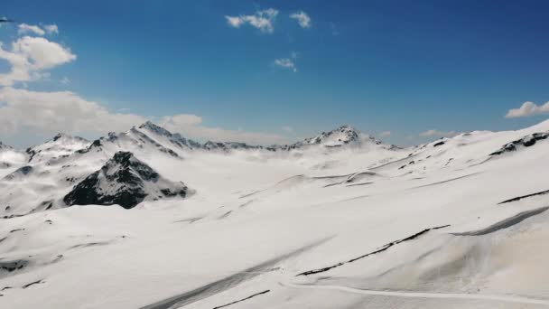 Widok z lotu ptaka na ośnieżone góry i grzbiet. Piękny materiał z gór zimowych. — Wideo stockowe