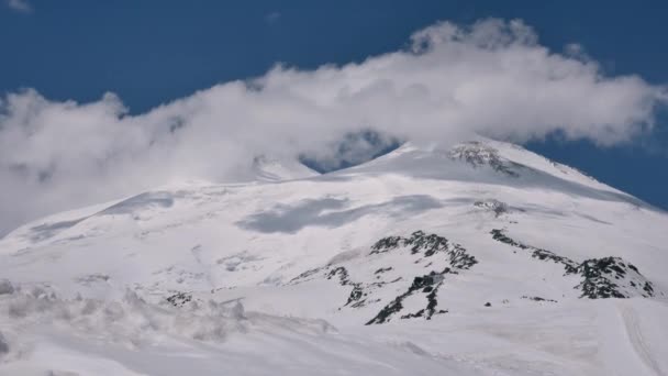 Elbrus è la vetta più alta della Russia, ipnotizzante per la sua grandezza e bellezza. La sua vetta raggiunge 5642 m sul livello del mare. La montagna è una delle 7 vette più alte del mondo — Video Stock