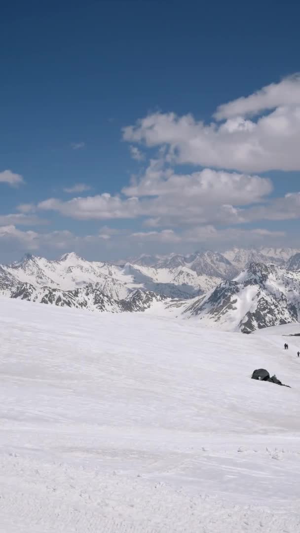 Pionowe wideo. Panoramiczny widok z góry Elbrus na pokryty śniegiem grzbiet Kaukazu. — Wideo stockowe
