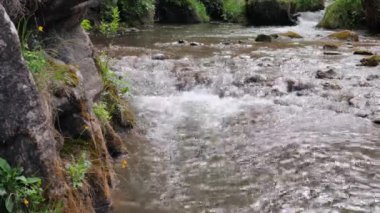 İlkbaharda kayalık bir bölgede dağ gibi soğuk bir nehir..