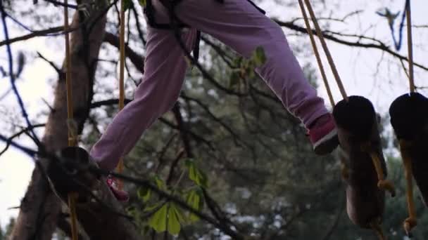 Detailní záběr na dětskou nohu procházející překážkovou dráhou ve formě vážících klád — Stock video