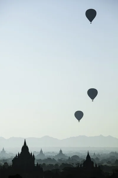 Léggömb több mint pagodák — Stock Fotó