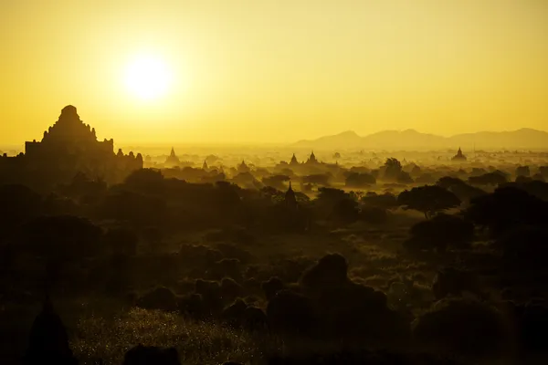 Ранкове світло над пагодами — стокове фото
