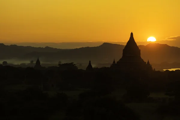 Puesta de sol sobre pagodas — Foto de Stock