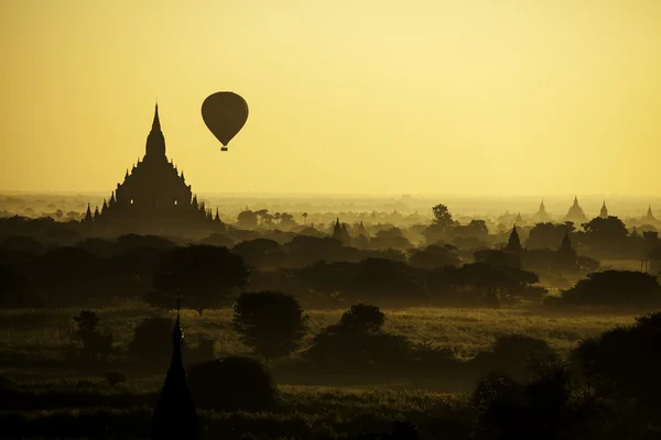 Léggömb több mint pagodák — Stock Fotó