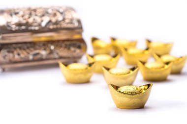 Çin Yeni Yıl Süslemeleri için altın külçeler.