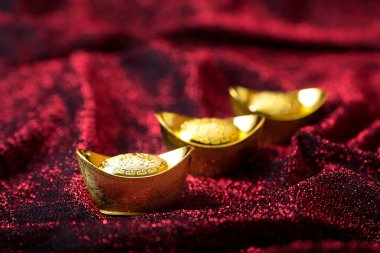 Çince harfli altın külçeler zenginlik anlamına gelir ve Çin yeni yıl süsü için şanslıdır..