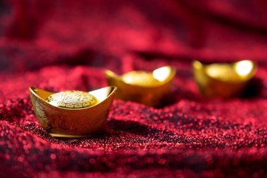 Çince harfli altın külçeler zenginlik anlamına gelir ve Çin yeni yıl süsü için şanslıdır..