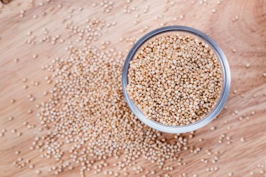 Beyaz kinoa tohumu, sağlıklı yemek için organik çiğ gıda..