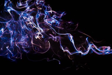 Koyu arka plan üzerinde hareketli renkli duman.