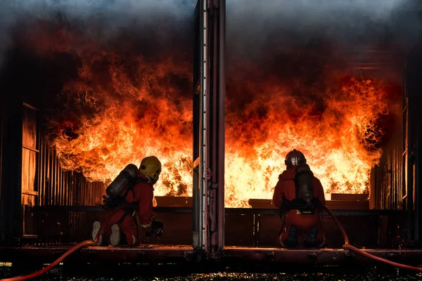 Bomberos Extinguidos Fuego Está Ardiendo Ferozmente Edificio — Foto de Stock