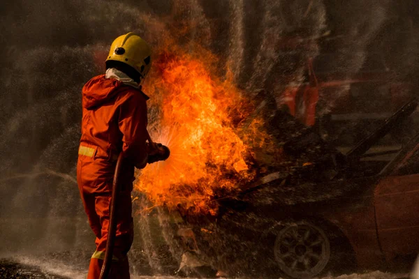 Firefighter Spraying Water Extinguish Fire Burning Car — Stock Photo, Image