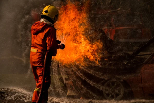 Firefighter Spraying Water Extinguish Fire Burning Car — Stock Photo, Image