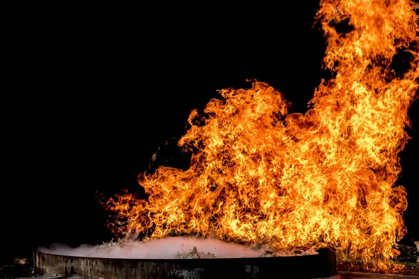Пламя Пламени Металлическом Бассейне Темном Фоне — стоковое фото