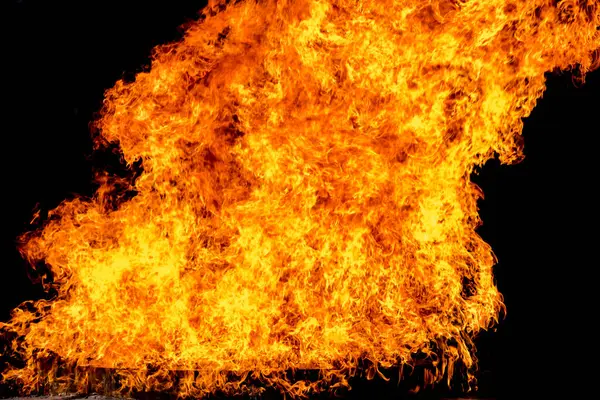 Пламя Пламени Металлическом Бассейне Темном Фоне — стоковое фото