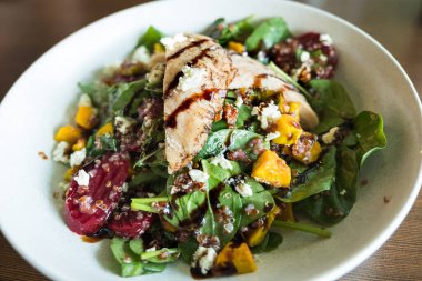 Sağlıklı yemek için Quanoi, sebze ve tavuk salatası..