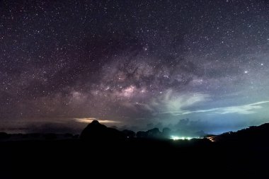 Samanyolu adanın ve denizin üzerinde.