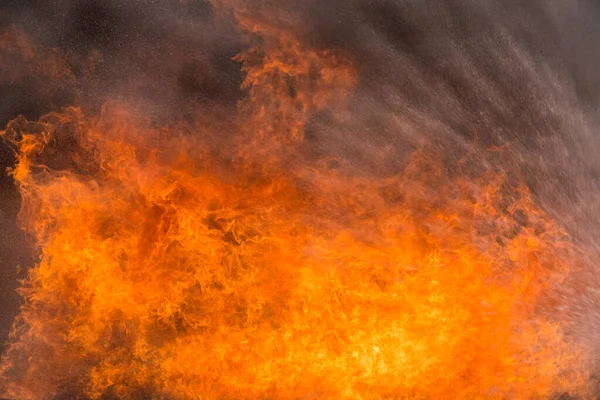 Вода Брызгает Ужасное Пламя Огня — стоковое фото