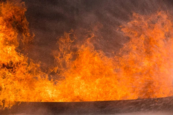 Вода Брызгает Ужасное Пламя Огня — стоковое фото