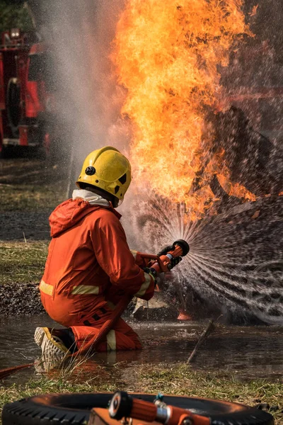 Firefighter Spraying Water Extinguish Fire Burning Car — Stock Photo, Image