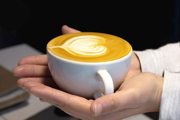 Рука Держит Чашку Кофе Капуцино Сердечной Формой Молочных Сливок Сверху — стоковое фото